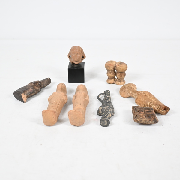 Skulpturer, 8st, terrakotta och metall, mestadels Egypten.