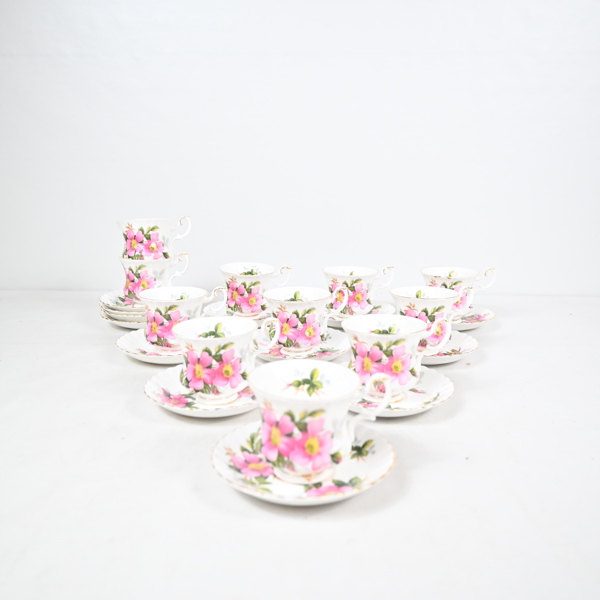 Kaffekoppar med fat, 12st, "Prairie Rose", Royal Albert.