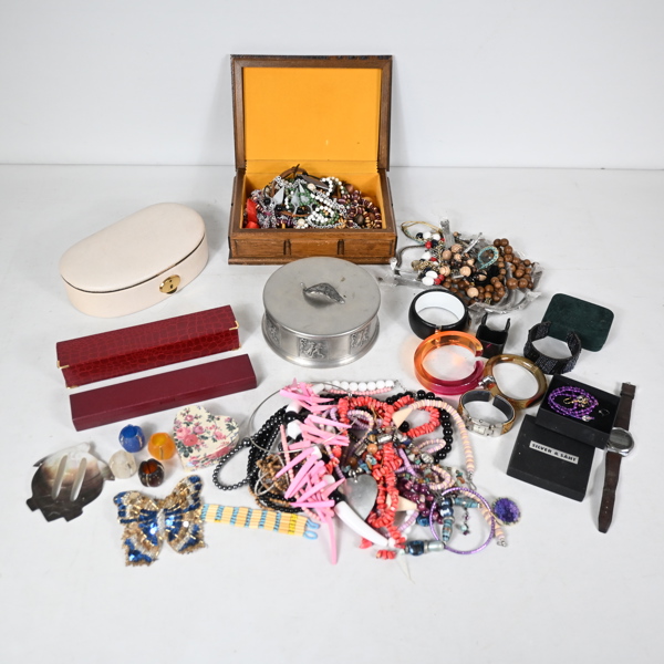 Skrin med bijouterier. 