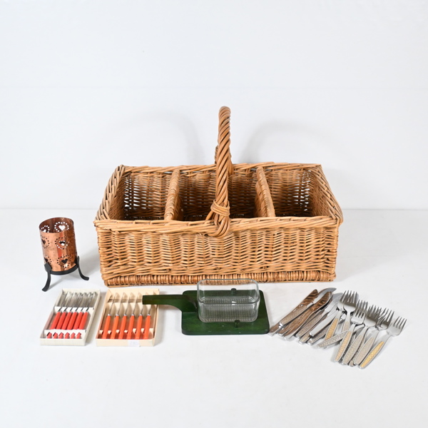 Korg för flaskor, med diverse.