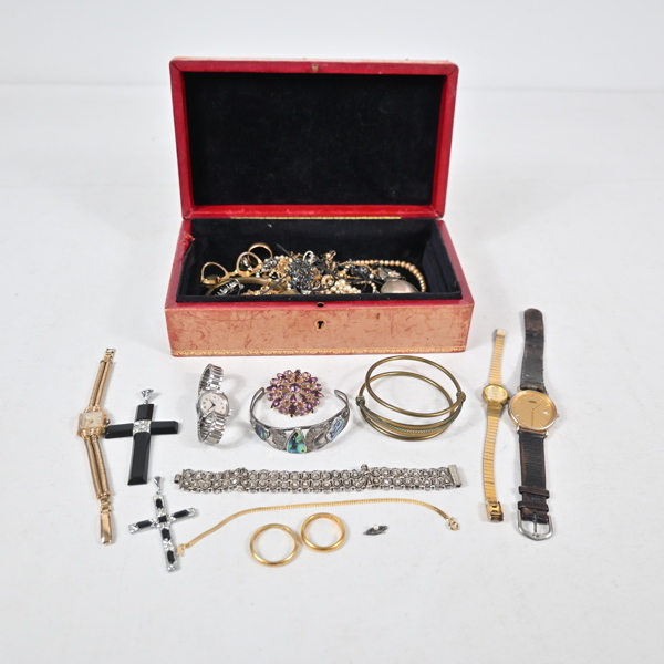 Smyckeskrin med bijouterier.