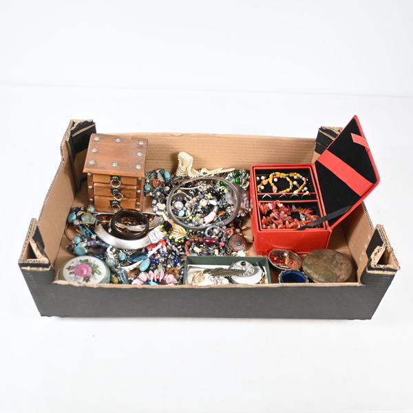 Skrin med bijouterier.