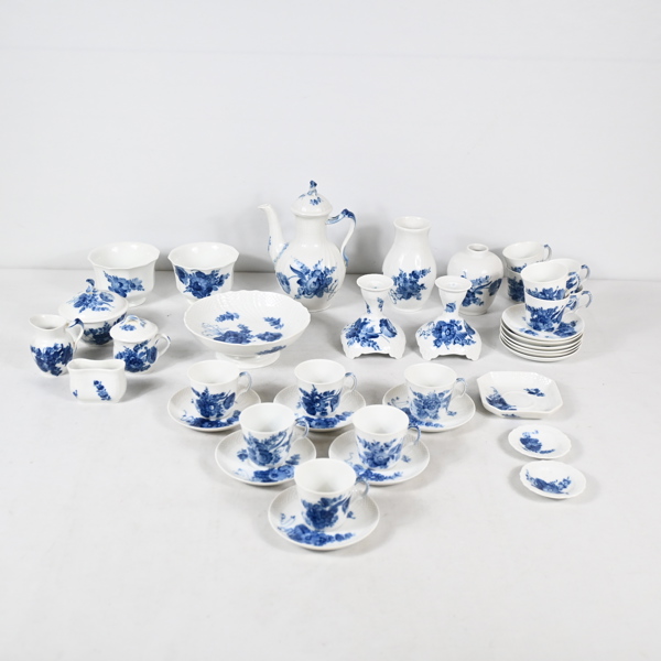 Servisdelar, 39st, "Blå Blomst", porslin, Royal Copenhagen.