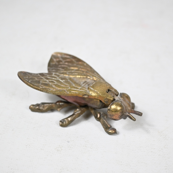 Dörrkläpp i form av fluga, mässing, 1900-tal.