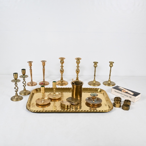 Parti mässingsföremål.