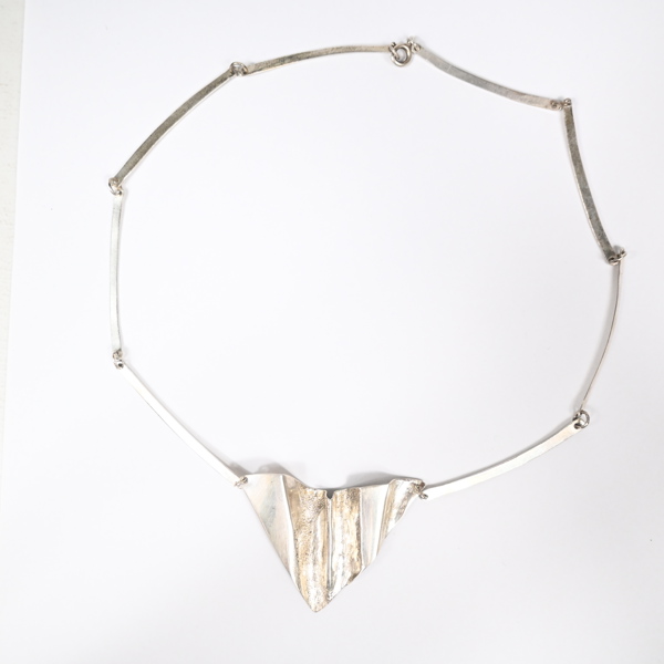 Halsband i silver, troligen Finland.