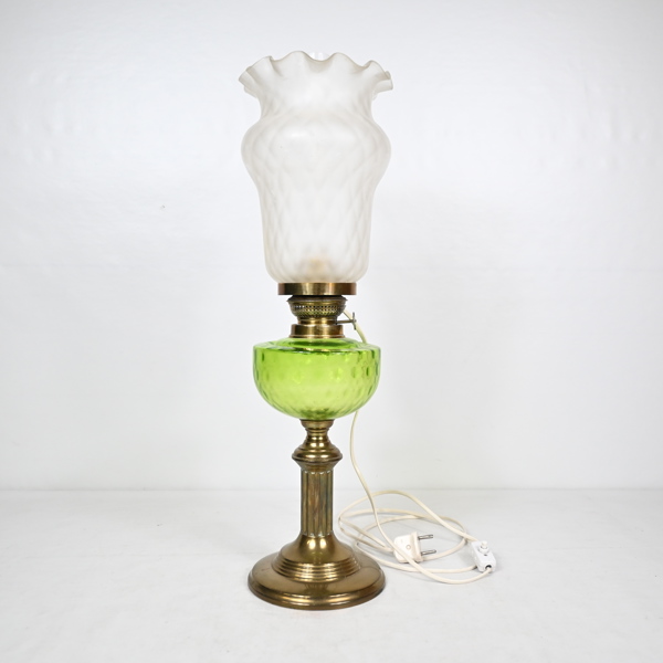 Bordsfotogenlampa, mässing och glas, omkring 1900.