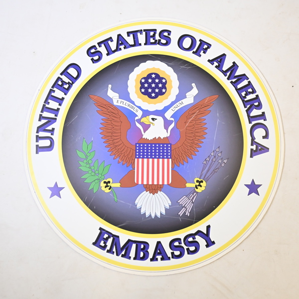 Skylt i papp, från Wallander, "Den orolige mannen", 2013. 