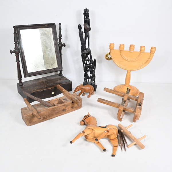 Parti träföremål.