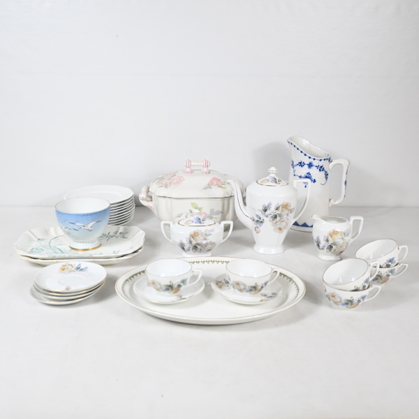 Parti matservisdelar, porslin.