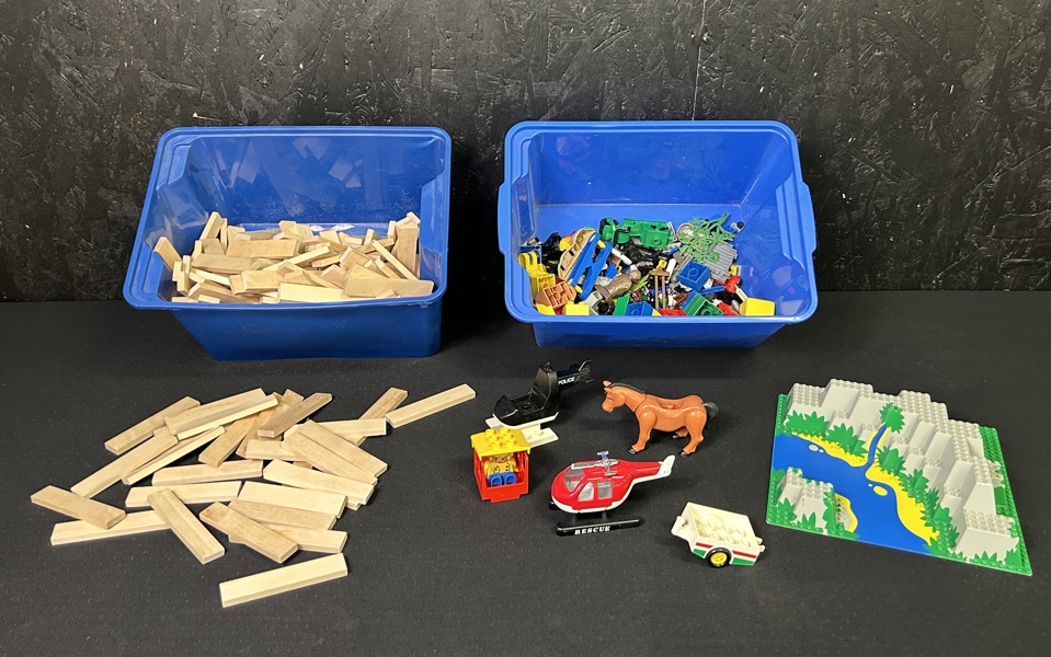 Diverse LEGO och Kaplastavar