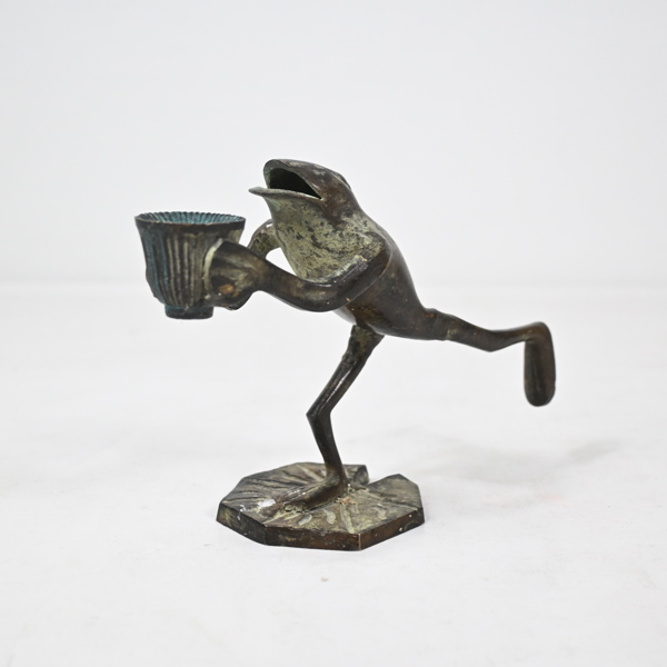 Ljusstake i form av groda, patinerad brons, 1900-tal.