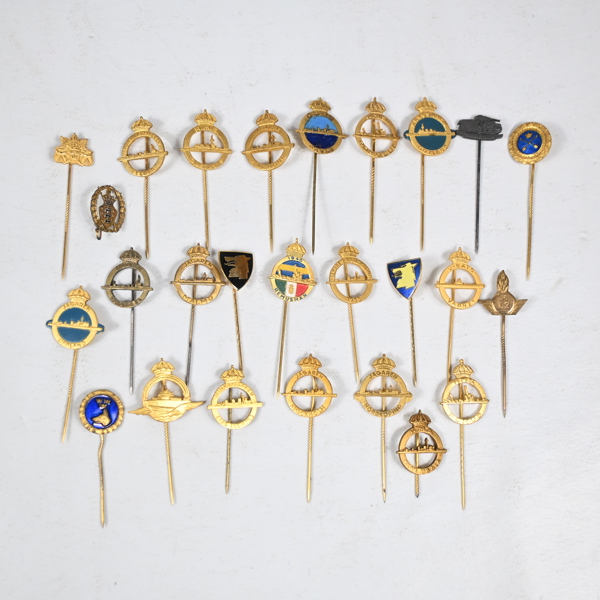 Parti pins och märken.