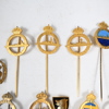 Parti pins och märken.