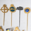 Parti pins och märken.