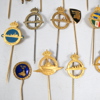 Parti pins och märken.