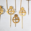 Parti pins och märken.
