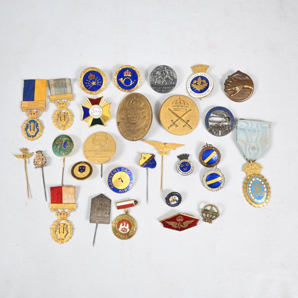 Parti pins och märken.