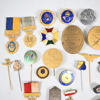Parti pins och märken.