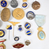 Parti pins och märken.