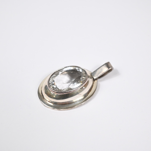 Anna Maria Öberg, hänge i silver med bergkristall.