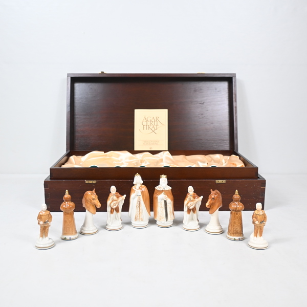 Schackpjäser, 32 delar, porslin, Fyrklövern.
