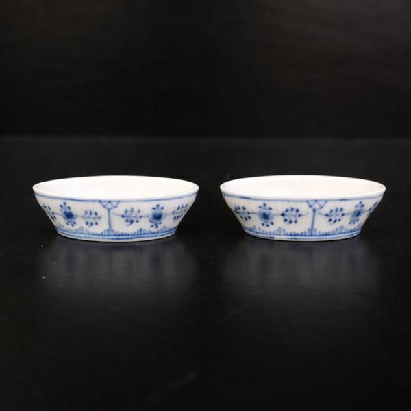 Saltkar, ett par, "Musselmalet", porslin, Royal Copenhagen, Danmark.
