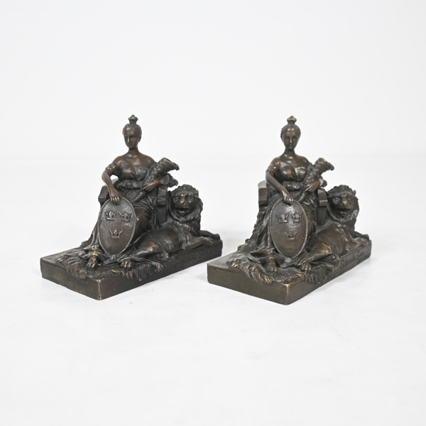 Skulpturer i brons, ett par, "Sittande Svea 1890-1963", 1900-tal.