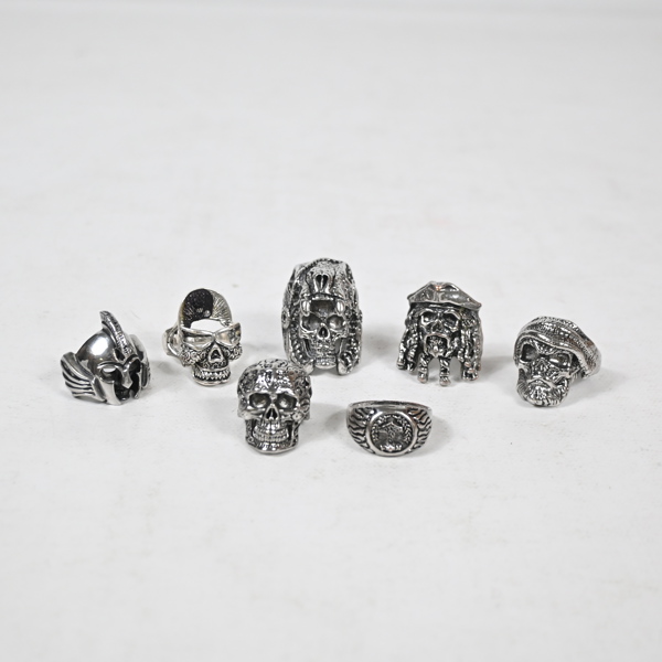 Ringar i metall, 7st, med dödskallemotiv.
