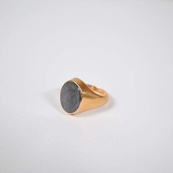 Klackring i 18k guld med onyx. 