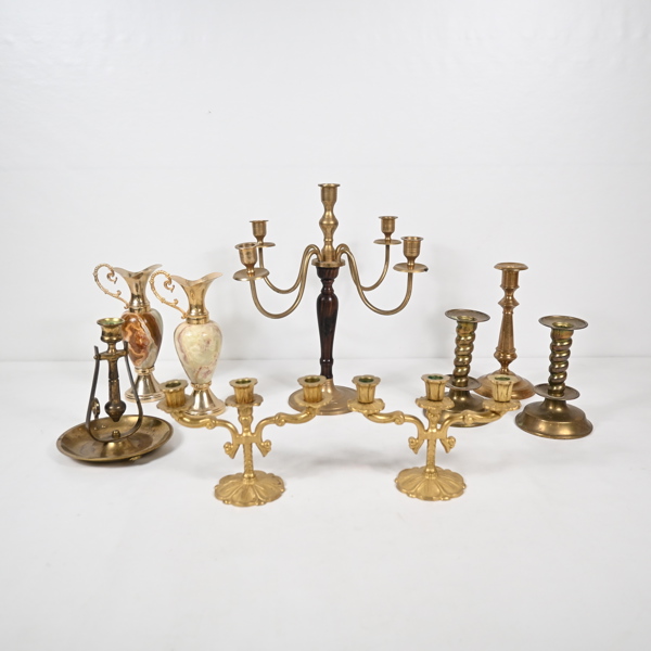 Parti mässingsföremål.