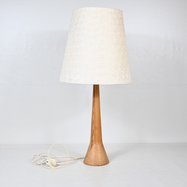 Bordslampa, trä, samtida. 