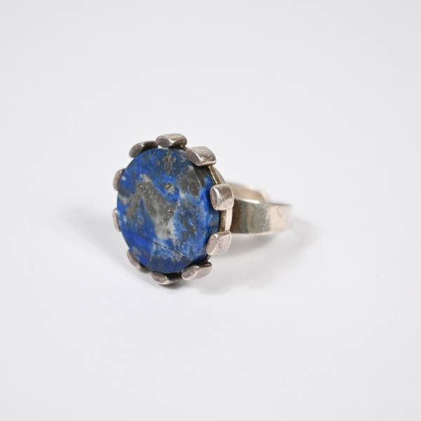 Karl-Erik Palmberg, ring i silver, med lapis.