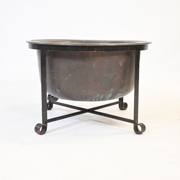 Kopparkärl i smidesställning, 1900-tal. 