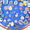 Parti märken och pins.