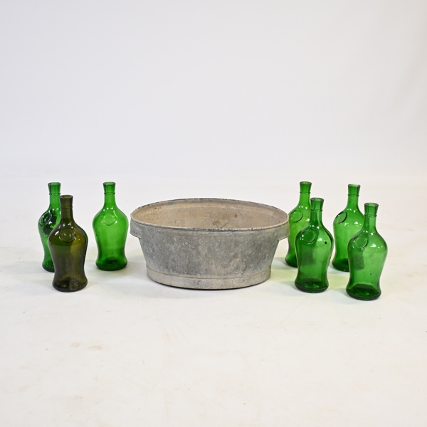 Flaskor, 7st, samt zinkbalja, 1900-tal.