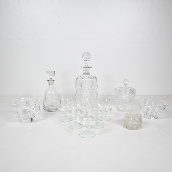 Parti glasföremål med slipad dekor. 