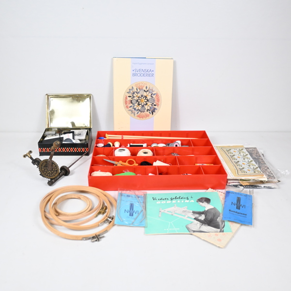 Sy- och broderitillbehör. 