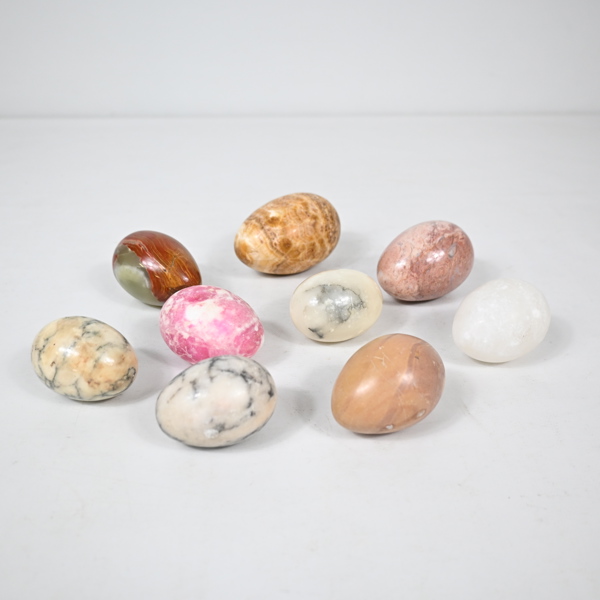 Figuriner i form av ägg, 9st, sten. 