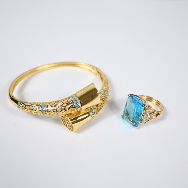 Armring och ring, guldplätering och stenar. 