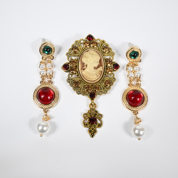 Brosch och örhängen, förgylld metall. 