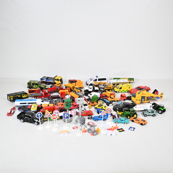 Parti leksaksbilar, mestadels i plåt. 