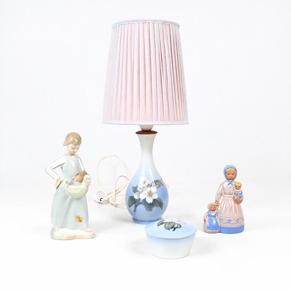 Bordslampa och skål, Royal Copenhagen, samt två figuriner. 