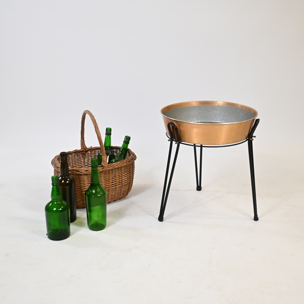 Blombord, samt flaskor med korg. 