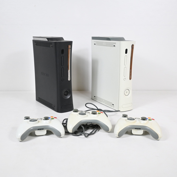 Konsoler, 2st, Xbox 360, med tillbehör. 