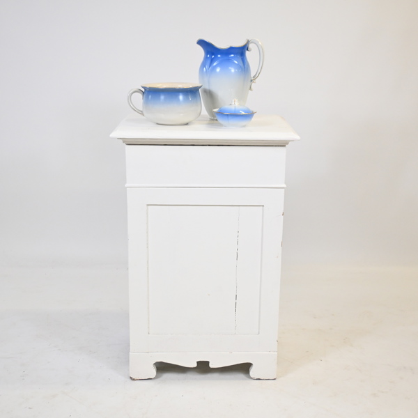 Pottskåp med tillbehör, 1900-tal. 