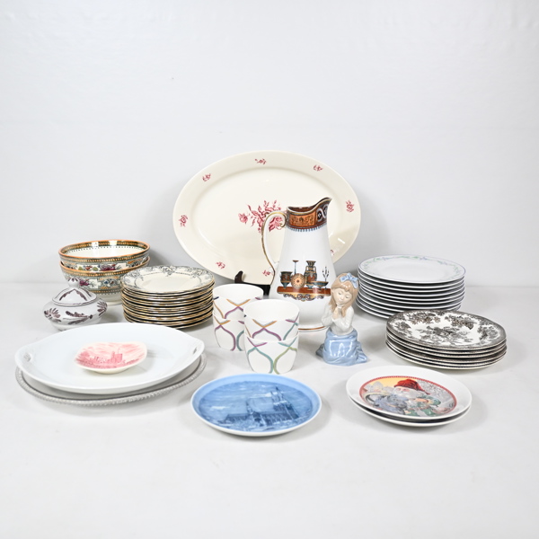 Matservisdelar och figuriner, porslin. 