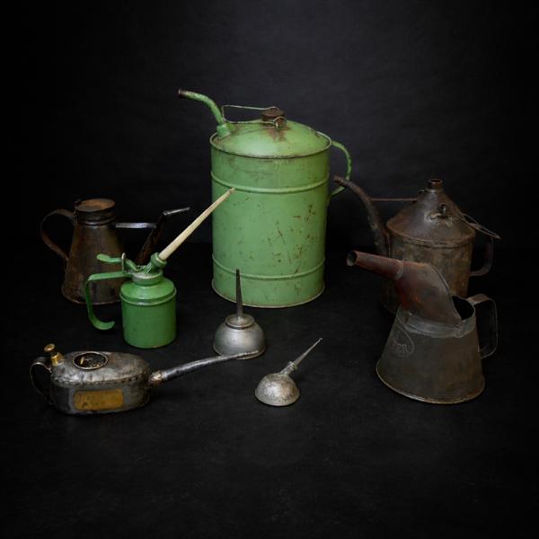 Smörj- & oljekannor, 8 delar, 1900-tal.