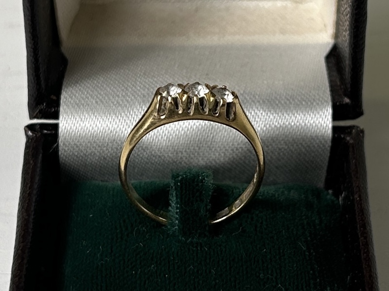 Guldring 18 karat med 3 stenar vikt 3,3gram 
