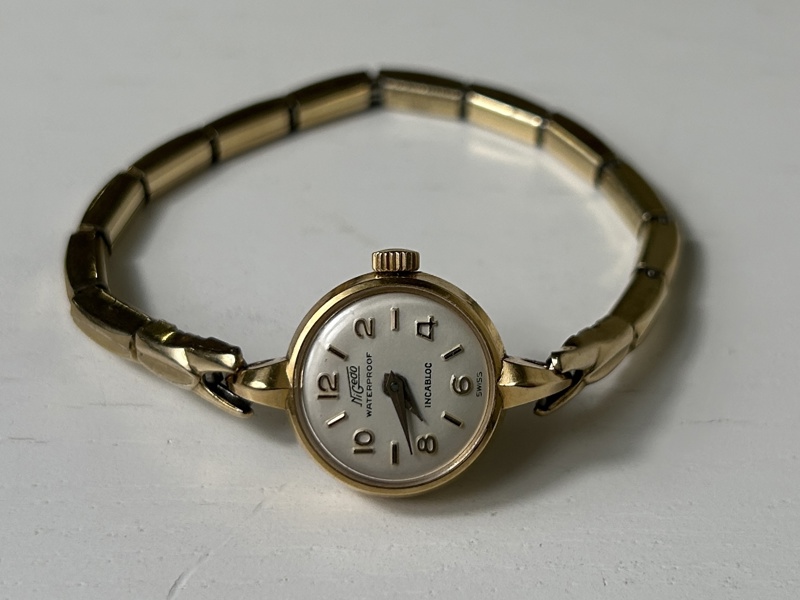 Damarmbandsur Nigedo guld 18 karat, armband i metall.